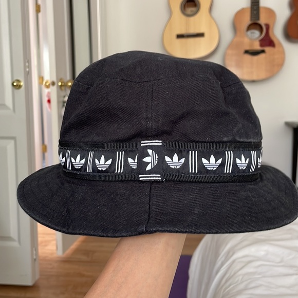 ADIDAS BUCKET HAT - Picture 2 of 4